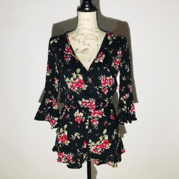 NEW Small Womens Floral Shorts Romper Jumpsuit Black Red Jumper - Picture 5 of 8